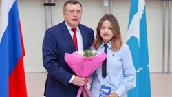 Губернатор Валерий Лимаренко вручил 17 паспортов юным островитянам в День России