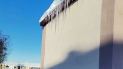 SKR-SOS! Жители Долинска негодуют из-за заваленного снегом проезда