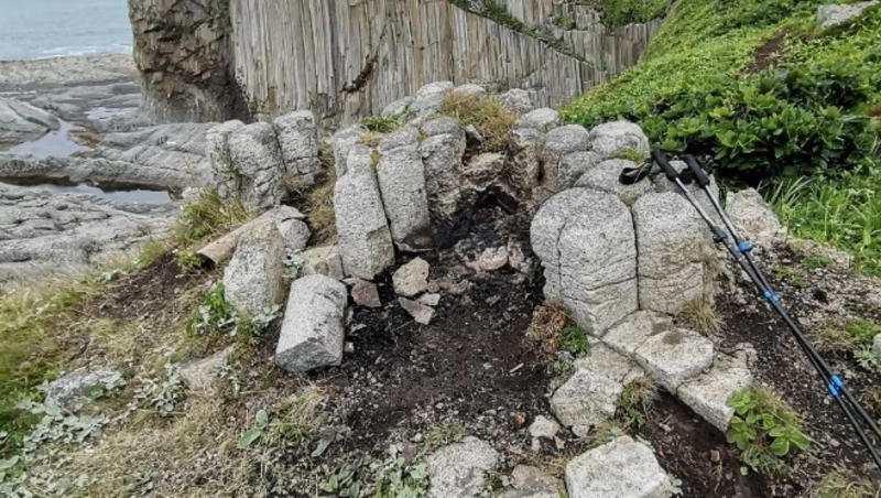 Туристы испортили фрагмент популярной достопримечательности на Курилах