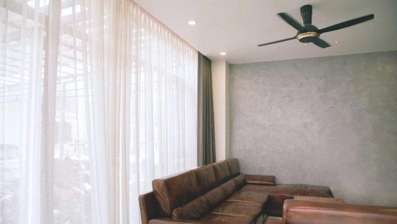 Строитель известной компании оставил жительницу Корсакова без денег и потолков