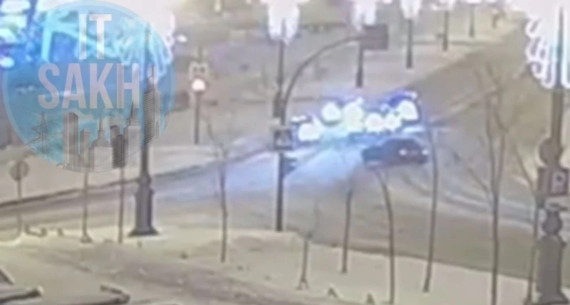 Водитель на повороте «дрифтанул» и помял машину в Южно-Сахалинске