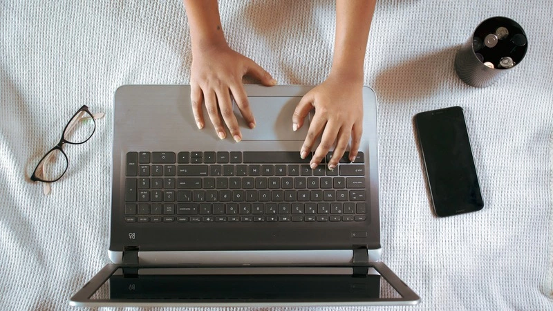 Стали известны приложения, которые переустановят на гаджеты в России