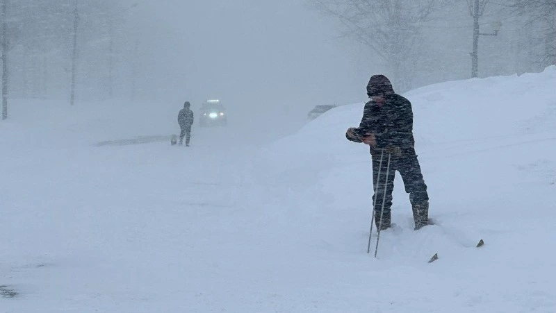 Лыжи в помощь! Третий день мощной метели на Сахалине — 10 фото