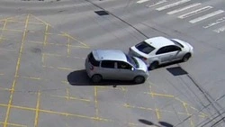 Хетчбэк остался без фары из-за аварии на перекрестке в Южно-Сахалинске