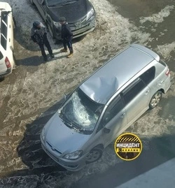 Упавший с крыши снег серьезно повредил еще одну иномарку в Южно-Сахалинске