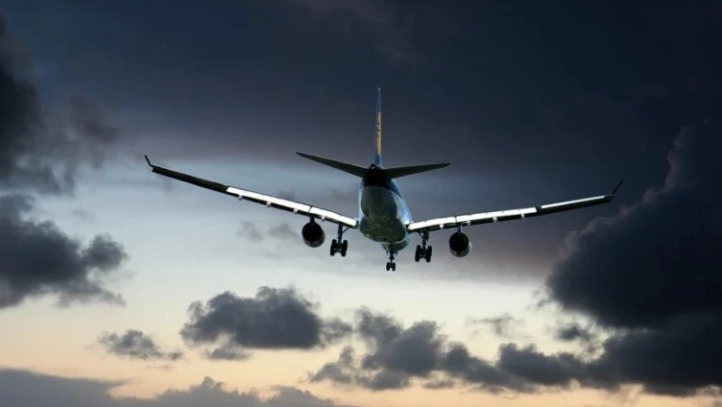 Летевший из Москвы в Южно-Сахалинск самолет ушел на запасной аэродром из-за циклона