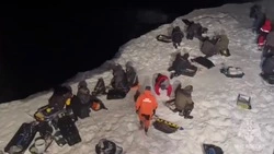 Спасатели эвакуировали 374 рыбака с дрейфующей льдины на Сахалине