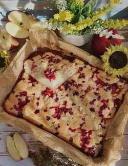 Пирог с яблоками  и брусникой