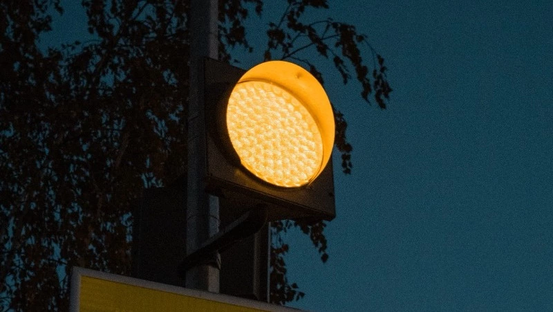 На пяти оживленных перекрестках Южно-Сахалинска светофоры перевели в режим желтого мигания