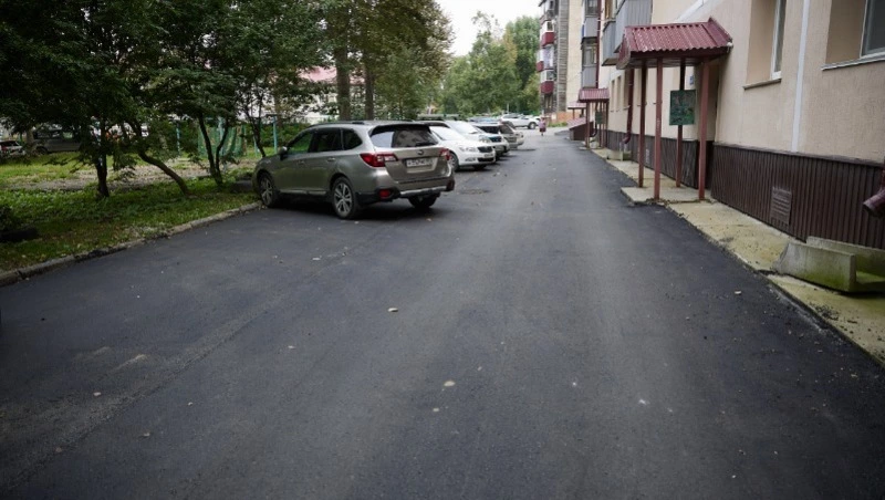 Двор на улице Пограничной в Южно-Сахалинске заасфальтировали после обращения жителей