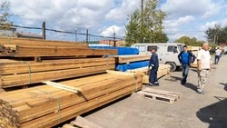 Власти Южно-Сахалинска передали 300 кубов пиломатериала пострадавшим от циклона