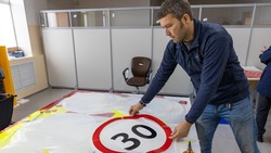 Завод имени Федотова запустил производство дорожных знаков на Сахалине в полную силу