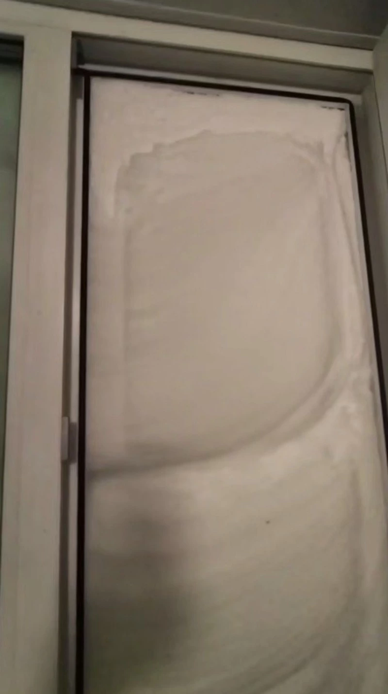 Житель Курил утром 5 марта обнаружил за окном сугроб вместо пейзажа