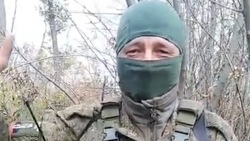 Военнослужащий в боевой амуниции записал на СВО видео для родных в Корсакове 