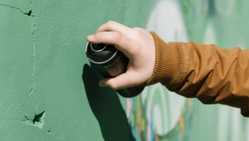 На Сахалине вандалы заплатят 80 тысяч рублей за граффити на зданиях и памятнике