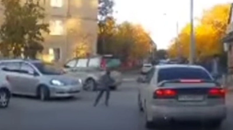 «Выскакивают прямо под колеса!»: ребенка на самокате едва не сбили в Южно-Сахалинске