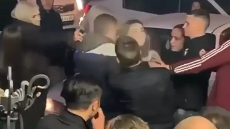 «Они позорят мужской род». На сахалинцев, переодетых девушками, напали у дверей бара