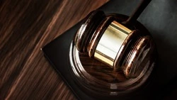 Жителя Невельска приговорили к 3,5 года в колонии за кражу с банковского счета