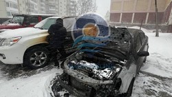 Появились фото и видео сгоревшего автомобиля на Сахалине, где пострадал мужчина