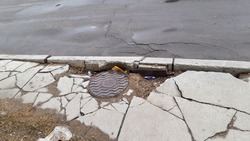 Жительница Александровска-Сахалинского получила травмы из-за ямы в тротуаре у дома