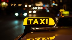 Водителям такси на Сахалине предложили зарплату выше 100 тысяч рублей