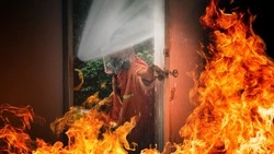 Восемь пожарных тушили квартиру в Поронайском районе 