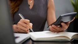 Россияне рассказали, сколько направляют в накопления, а сколько — в инвестиции