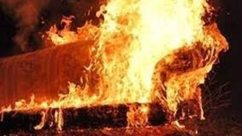 Спасатели потушили диван в пятиэтажном доме Долинска ночью 6 ноября