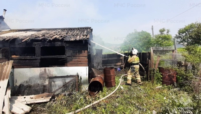 Огонь охватил хозпостройку в Томари 3 июля