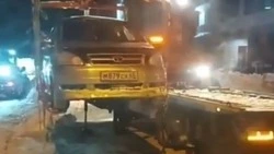 «С неудобных мест на удобные»: в Южно-Сахалинске на расчистку дворов вышел эвакуатор