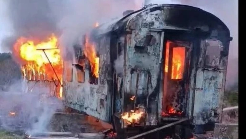 Фоторепортаж: из-за сильного ветра в пожаре на Сахалине погиб 50-летний мужчина