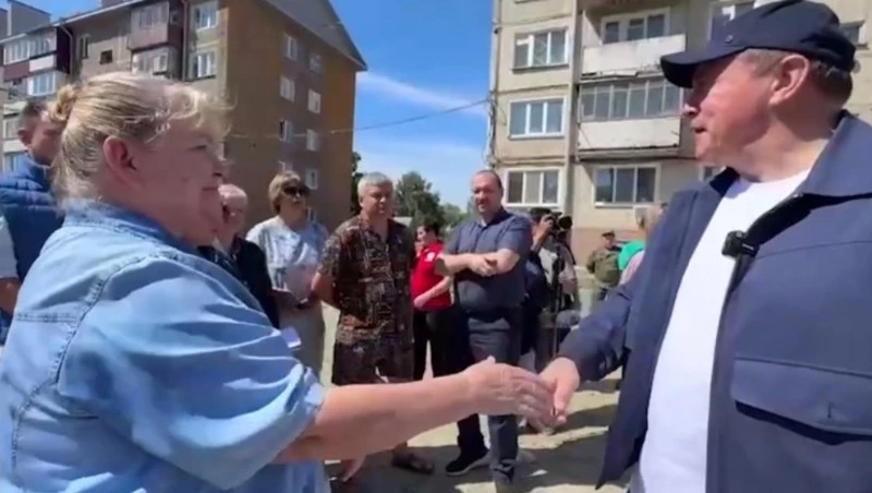 Жители военного городка в Южно-Сахалинске поблагодарили Лимаренко