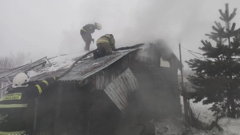 Пожарные потушили баню в селе Макаровского района
