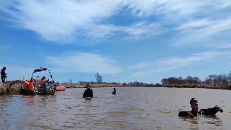 МЧС обследовало берег и дно реки под Поронайском в поисках пропавшего охотника
