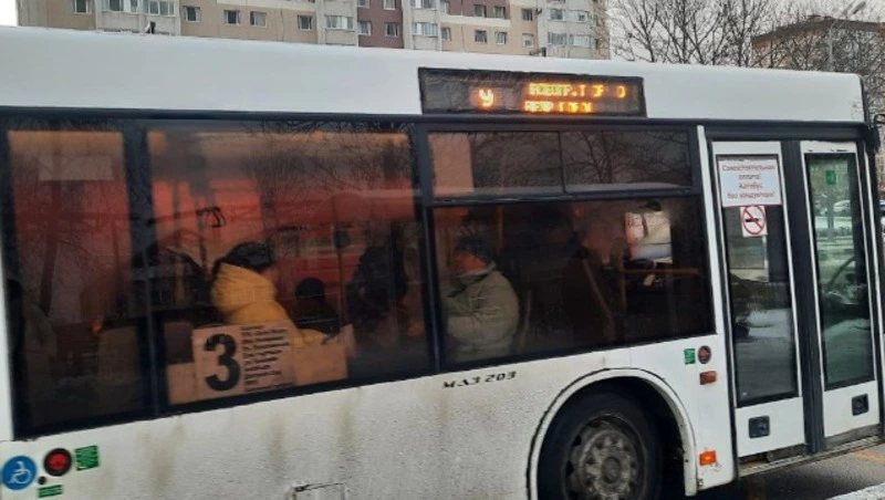 Водитель автобуса оторвал выхлопную трубу и поехал дальше в Южно-Сахалинске