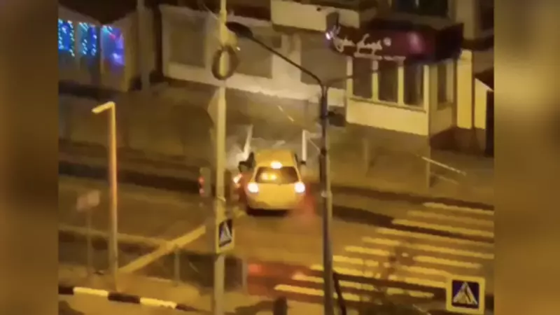 Сахалинцу не удалось остаться не замеченным после ДТП с забором