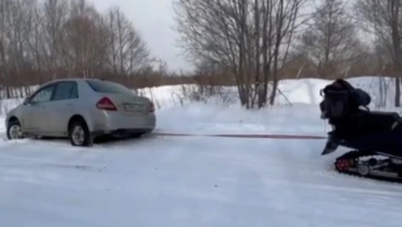 Водитель «Бурана» вытащил застрявший в снегу автомобиль в Поронайске