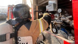 Пожарные оперативно потушили автомастерскую в Холмске