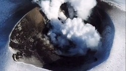 «Духи проснулись!»: видео с выбросом пепла из вулкана Эбеко впечатлило сахалинцев