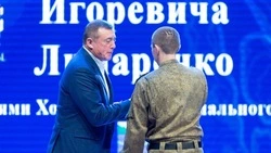 Валерий Лимаренко вручил медаль «За храбрость» ветерану СВО из Холмска