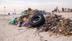 Избавить берега от мусора рыбаков мешает погода