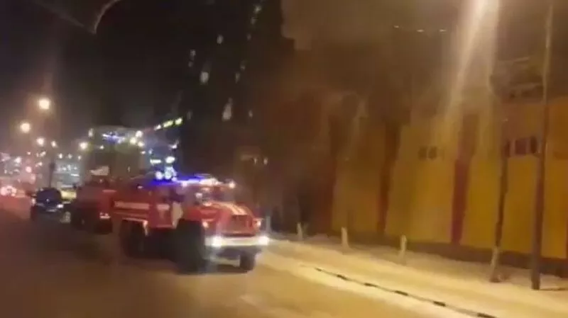 В Южно-Сахалинске ночью выгорел первый этаж крупного мебельного магазина