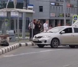 Водитель маршрутки подрался на автобусной остановке в Южно-Сахалинске. ВИДЕО