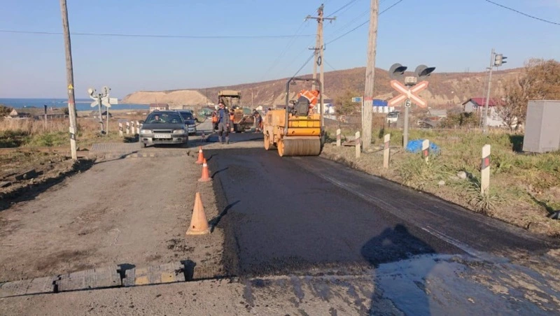 В Томари на участке дороги обновили асфальт