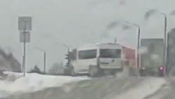 Водитель автобуса № 115 промчался по встречной полосе в Южно-Сахалинске
