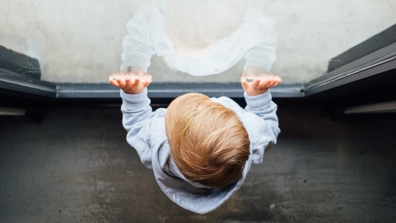 Маленький ребенок выпал из окна в Южно-Сахалинске