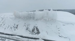 В сети появились впечатляющие кадры схода лавины на Сахалине