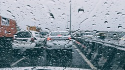 Водителям рассказали, как вести себя на дорогах в условиях дождя на Сахалине