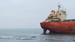 На Сахалине откачали нефтепродукты с севшего на мель балкера AN YANG 2