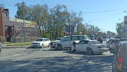 Человек уехал на скорой после ДТП у «Хантер-парка» в Южно-Сахалинске